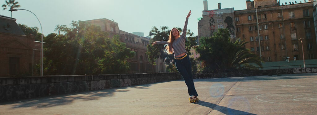 woman holding a bright green iphone case | 极速赛车168开奖官网开奖记录体彩 历史结果赛车预测 168极速直播预测赛车官网
